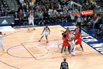 Jokića pokušala da zaustavi cijela petorka Toronta Jokića pokušala da zaustavi cijela petorka Toronta