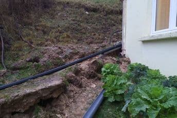 Kiše pokrenule klizište, ugrožena kuća u selu Liverovići Kiše pokrenule klizište, ugrožena kuća u selu Liverovići