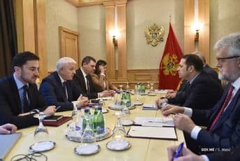 Javni servis ne treba da se takmiči sa komercijalnim medijima već da obezbijedi kvalitetan program u skladu sa javnim interesom Javni servis ne treba da se takmiči sa komercijalnim medijima već da obezbijedi kvalitetan program u skladu sa javnim interesom