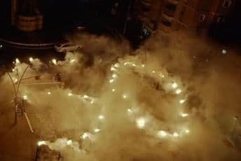 Kosovska Mitrovica bakljadom čestitala Vučiću 50. rođendan Kosovska Mitrovica bakljadom čestitala Vučiću 50. rođendan