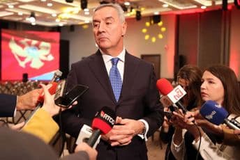 Đukanović: Nisam pod nadzorom, velika opasnost od koronavirusa, još nema potrebe za zatvaranjem škola Đukanović: Nisam pod nadzorom, velika opasnost od koronavirusa, još nema potrebe za zatvaranjem škola