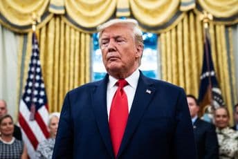 Tramp potpisao paket pomoći od 2.000 milijardi dolara Tramp potpisao paket pomoći od 2.000 milijardi dolara