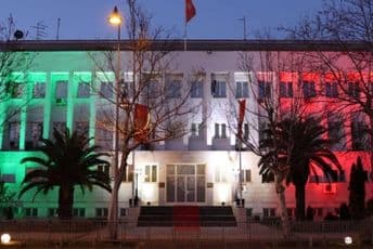 Đukanović uputio saučešće Matareli: Zgrada predsjednika CG u bojama italijanske zastave Đukanović uputio saučešće Matareli: Zgrada predsjednika CG u bojama italijanske zastave