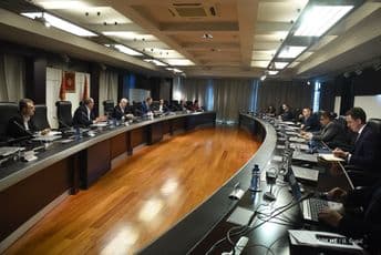 Zabrana rada većine trgovinskih objekata, obustava taksi usluga… Zabrana rada većine trgovinskih objekata, obustava taksi usluga…