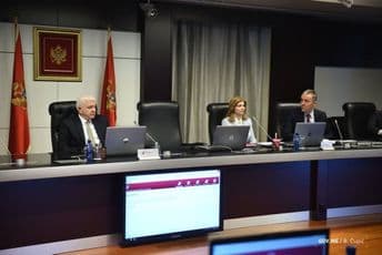 U toku sjednica Vlade na kojoj se raspravlja o mjerama pomoći privredi U toku sjednica Vlade na kojoj se raspravlja o mjerama pomoći privredi