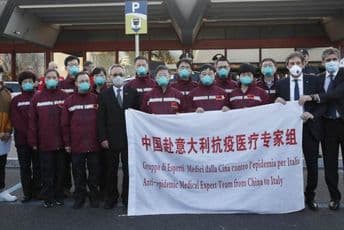 Kinez iz Crvenog krsta šokiran koliko građana Milana šeta i ne nosi maske Kinez iz Crvenog krsta šokiran koliko građana Milana šeta i ne nosi maske