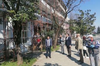 Vuković i Tomović obišli radove: Uređuju se fasade na četiri stambena objekta Vuković i Tomović obišli radove: Uređuju se fasade na četiri stambena objekta
