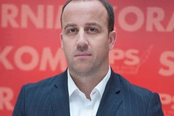 Andrija Nikolić donirao poslaničku platu Andrija Nikolić donirao poslaničku platu