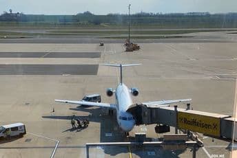 Avion MA stiže iz Beča sa 80 crnogorskih državljana Avion MA stiže iz Beča sa 80 crnogorskih državljana