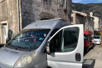 Volonteri iz Kotora dijelili pakete pomoći Volonteri iz Kotora dijelili pakete pomoći