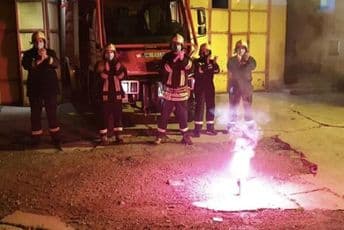 Pogledajte kako su nikšićki vatrogasci večeras pozdravili zdravstvene radnike Pogledajte kako su nikšićki vatrogasci večeras pozdravili zdravstvene radnike