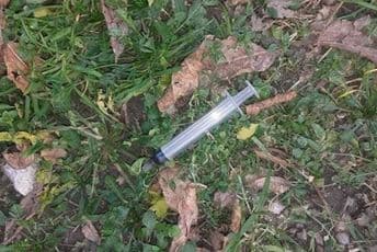 Krvavi špricevi u dvorištu škole Ilustracija