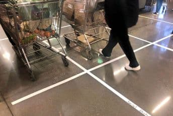 Namjerno kašljala na proizvode u prodavnici, pa uhapšena Namjerno kašljala na proizvode u prodavnici, pa uhapšena