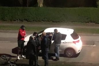 Fudbaler se vozikao skupocjenim Mercedesom sa dvije djevojke Fudbaler se vozikao skupocjenim Mercedesom sa dvije djevojke