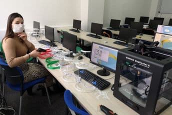 U Centru kompetencija u toku izrada više stotina vizira koji su dio zaštitne opreme zdravstvenih radnika U Centru kompetencija u toku izrada više stotina vizira koji su dio zaštitne opreme zdravstvenih radnika