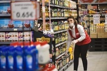 Namirnica ima dovoljno, rafovi u prodavnicama puni Namirnica ima dovoljno, rafovi u prodavnicama puni