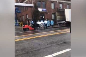 Njujork: Preminule prenose viljuškarima (VIDEO) Njujork: Preminule prenose viljuškarima (VIDEO)