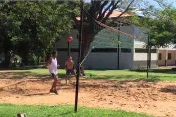 Ronaldinjo nastavlja da se zabavlja u zatvoru (VIDEO) Ronaldinjo nastavlja da se zabavlja u zatvoru (VIDEO)