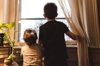 Dječak uzeo porodičnu ušteđevinu od 3.000 eura kako bi počastio drugare, dijelio po 50 i 100 eura Dječak uzeo porodičnu ušteđevinu od 3.000 eura kako bi počastio drugare, dijelio po 50 i 100 eura