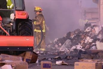 Prevrnuo se šleper, izgorio tovar toalet-papira (VIDEO) Prevrnuo se šleper, izgorio tovar toalet-papira (VIDEO)