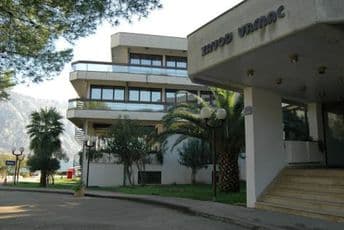 Aprcović obišao radnike na gradilištu nekadašnjeg kompleksa "Vrmac" na Prčanju Aprcović obišao radnike na gradilištu nekadašnjeg kompleksa "Vrmac" na Prčanju