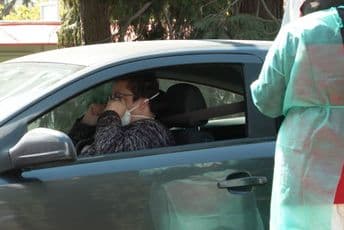 U Zagrebu uvedeno "drive-in testiranje", uzimanje brisa traje manje od minuta U Zagrebu uvedeno "drive-in testiranje", uzimanje brisa traje manje od minuta