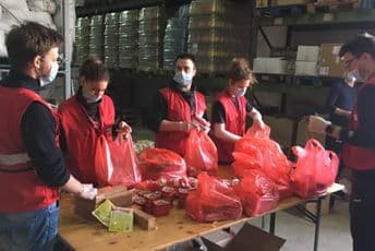 Crveni krst podijelio dodatnu humanitarnu pomoć stanovnicima Vrela Ribničkih Crveni krst podijelio dodatnu humanitarnu pomoć stanovnicima Vrela Ribničkih