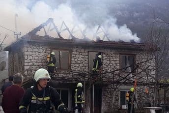 Nikšić: Izgorio krov i sprat kuće porodice Đuračić Nikšić: Izgorio krov i sprat kuće porodice Đuračić