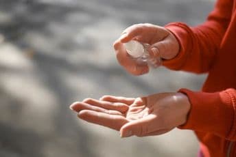 U Švajcarskoj nestašica alkohola i dezinfekcionih sredstava, broj zaraženih dostigao 21.282 U Švajcarskoj nestašica alkohola i dezinfekcionih sredstava, broj zaraženih dostigao 21.282