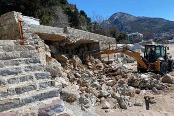 Saniraće urušeni zid na sutomorskoj plaži Saniraće urušeni zid na sutomorskoj plaži