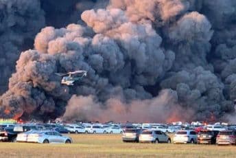 U požaru na aerodromu izgorjelo 3,5 hiljada automobile (VIDEO) U požaru na aerodromu izgorjelo 3,5 hiljada automobile (VIDEO)