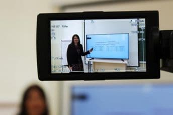 U virtuelnoj učionici vježbaju čitanje, rješavaju zadatke i druže se U virtuelnoj učionici vježbaju čitanje, rješavaju zadatke i druže se