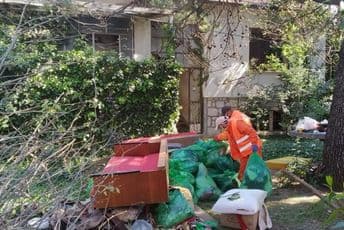 Radnici Čistoće sređivali dvorište i kuću Šomija Roganovića Radnici Čistoće sređivali dvorište i kuću Šomija Roganovića