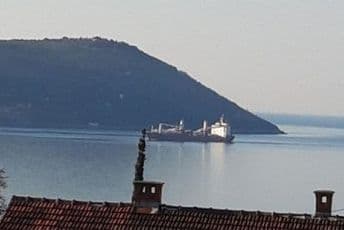 U zaliv Boke uplovio holandski teretnjak sa četiri jahte U zaliv Boke uplovio holandski teretnjak sa četiri jahte