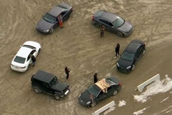 Kanadska policija uočila grupu od šest auta, pogledajte šta su zatekli (VIDEO) Kanadska policija uočila grupu od šest auta, pogledajte šta su zatekli (VIDEO)
