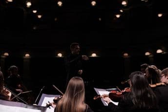 Koncertni spot Crnogorskog orkestra mladih za kompoziciju Jana Sibeliusa Koncertni spot Crnogorskog orkestra mladih za kompoziciju Jana Sibeliusa