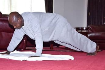 Predsjednik Ugande sklekovima motiviše građane da ostanu kod kuće Predsjednik Ugande sklekovima motiviše građane da ostanu kod kuće