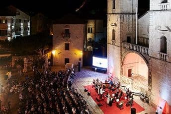 Ugledna imena iz javnog, političkog, kulturnog i naučnog svijeta u Savjetu Fondacije Don Branko Sbutega Ugledna imena iz javnog, političkog, kulturnog i naučnog svijeta u Savjetu Fondacije Don Branko Sbutega