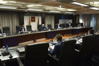 Blaže mjere u Tuzima: Jedan član domaćinstva može u nabavku, radiće apoteke i trgovine Blaže mjere u Tuzima: Jedan član domaćinstva može u nabavku, radiće apoteke i trgovine