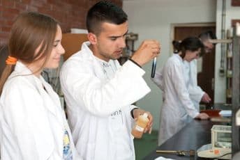 ''Specifičnosti studija Metalurško-tehnološkog fakulteta zahtijevaju praksu u laboratorijama i kompanijama'' ''Specifičnosti studija Metalurško-tehnološkog fakulteta zahtijevaju praksu u laboratorijama i kompanijama''