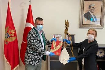 Crnogorska kulturna mreža poklonila Erdoganu gusle Crnogorska kulturna mreža poklonila Erdoganu gusle
