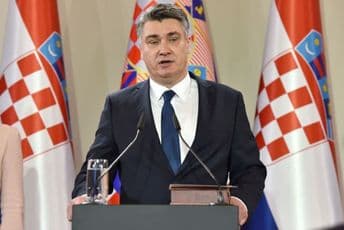 Milanović na Kosovu tokom Badnje večeri sa pripadnicima hrvatske vojske Milanović na Kosovu tokom Badnje večeri sa pripadnicima hrvatske vojske
