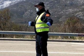 Mladiću petnaest dana zatvora jer nije stao na znak stop saobraćajca Mladiću petnaest dana zatvora jer nije stao na znak stop saobraćajca