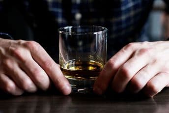 Evo šta glumci zapravo piju umjesto alkohola u holivudskim filmovima Ilustracija