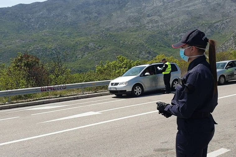 Pogledajte kadrove iz Nikšića: Ulazak u grad uz dozvolu, u centru ima ljudi Policija na ulazu u Nikšić