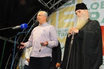 Ovo su sveštenici koji su sa Amfilohijem i Mandićem bili na sahrani u Rijeci Crnojevića Ovo su sveštenici koji su sa Amfilohijem i Mandićem bili na sahrani u Rijeci Crnojevića