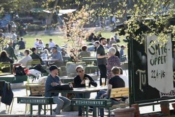 Švedska prijeti zatvaranjem restorana i kafića zbog nepoštovanja distance Šveđani i dalje uživaju u baštama kafića i restorana