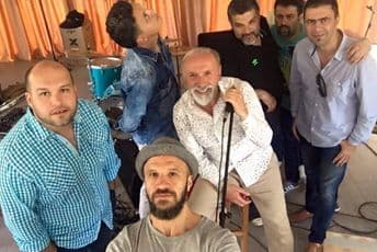 Član pratećeg benda Dina Merlina pao s balkona, u teškom je stanju Član pratećeg benda Dina Merlina pao s balkona, u teškom je stanju