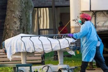 Doktor proglasio ženu mrtvom, ona se probudila na putu do mrtvačnice Doktor proglasio ženu mrtvom, ona se probudila na putu do mrtvačnice