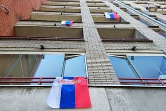 Srpska vlast dijeli 10.000 zastava Srpska vlast dijeli 10.000 zastava